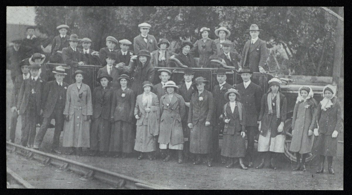 TheStoryDurham's tweet photo. Join our #DurhamDigitalDetectives by helping us identify a photo from our collection. Do you recognise anyone or the railway in this group photo (c.1920)?
Please RT to spread the word #HistoryMystery π΅οΈ https://t.co/DaveyHNwXY