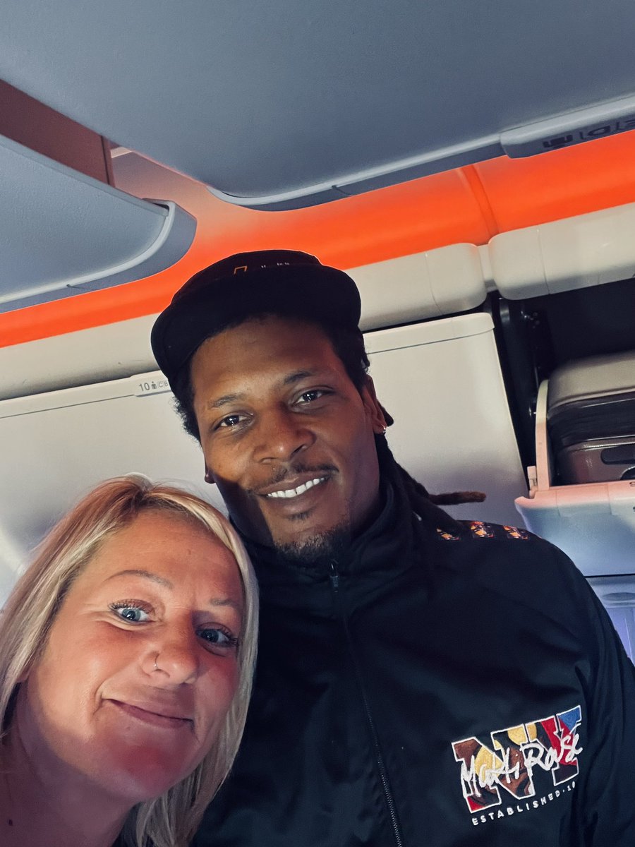 suzywhite40's tweet photo. Selfie time with Stevie ✔️ #HFHB https://t.co/VwEHJhk1Oi