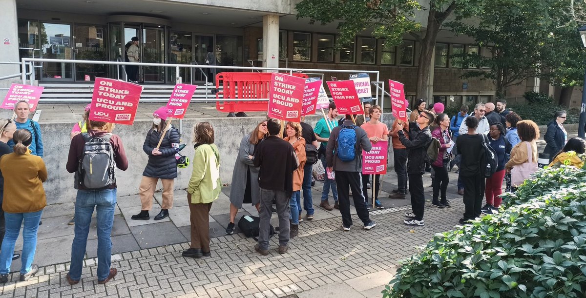 OxfordUCU's tweet photo. Strike action over pay & working conditions continues tomorrow (Tuesday 26 Sep)!
#ucuRISING #UCUStrikes
Picket locations @ Oxford:
โก๏ธFrom 9:30-13, outside of the Examination Schools (75-81 High Street)
โก๏ธFrom 8:30-10:00, on Old Road Campus outside the Richard Doll building https://t.co/tLBIthg6ls