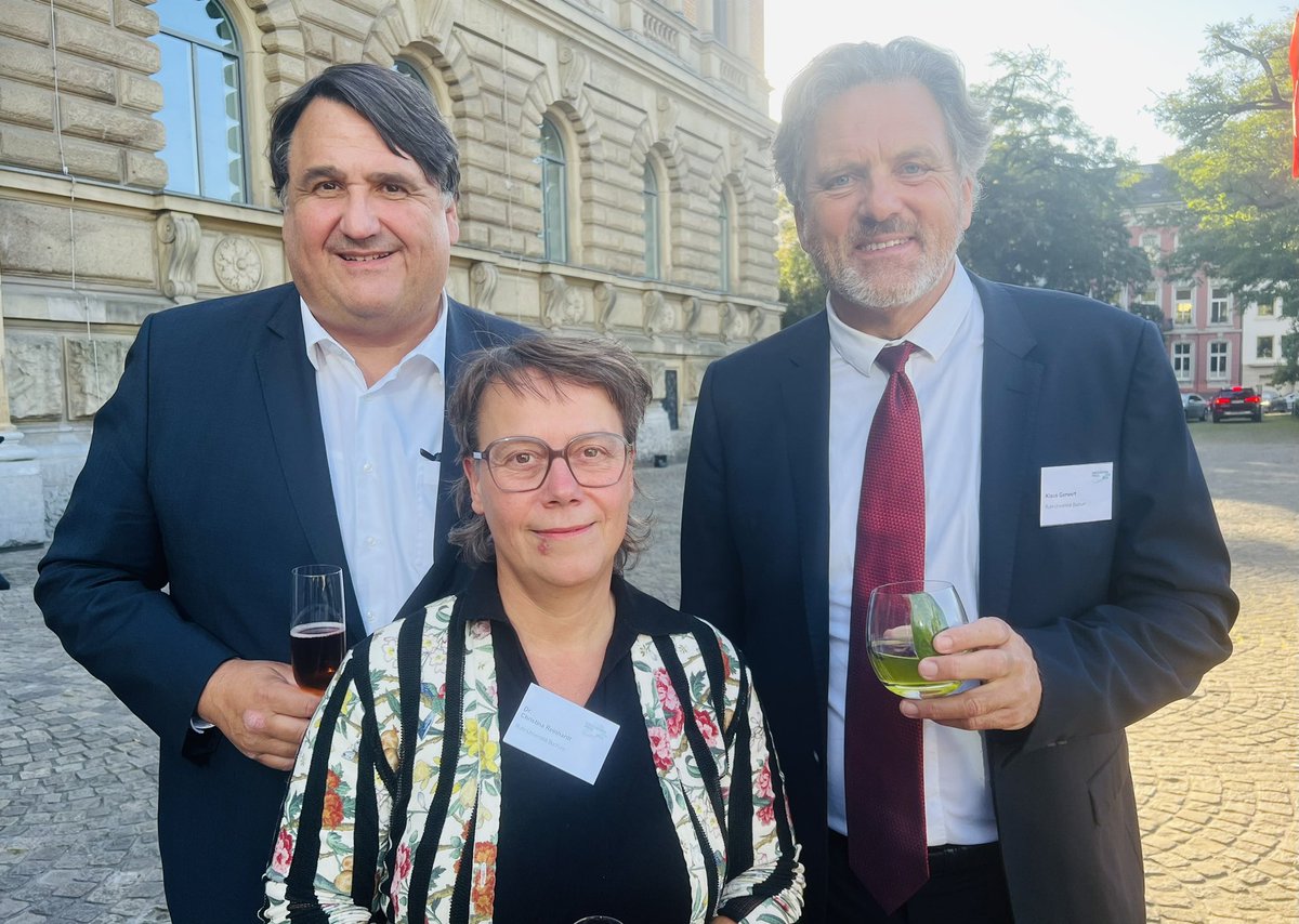 Wir sind in Düsseldorf, der @RUB_Rektor und ich…. den Grund verrate ich gleich!
