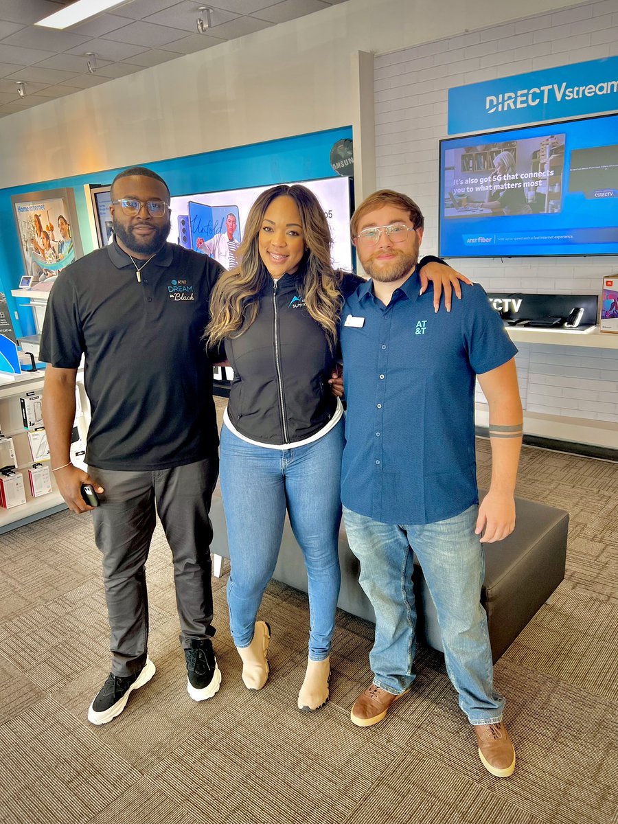 When your DOS shows up for Apple Launch 🤌🏾👏🏾👏🏾‼️@OctaviaEvans21 pulled up and Drop some gems 💎 for New RSC TAYLOR && of course made sure we was ready to ROC!! #RocNation #WoodstockWinning @LifeAtATT @ATT @SoutheastStates @carawfields