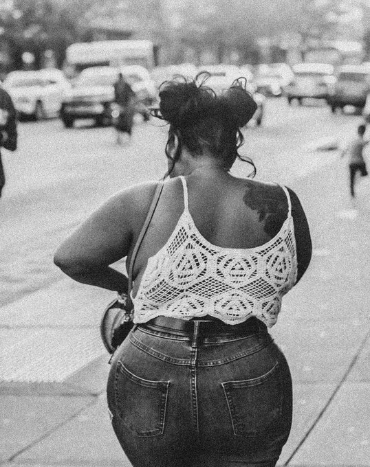 something about a girl from around the way ❤️ https://t.co/OH57ugd8kF<a href="/tag/mvsales"class="tags"><span>#mvsales</span></a>