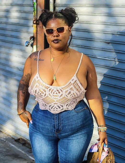 something about a girl from around the way ❤️ https://t.co/OH57ugd8kF<a href="/tag/mvsales"class="tags"><span>#mvsales</span></a>