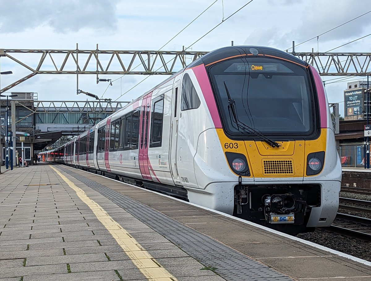 DownOnTheStour's tweet photo. When you take a risk &amp; it actually pays off for once 😂

Risky move to Stafford to see 37884 hauling Ex GWR 769959 up to Kilmarnock. What fate awaits these in Scotland I wonder 🤔

#DOTS #RailwayPhotography #railwaytwitter #class37 #class769 #class720 #class66 https://t.co/1dGLtLHtrd