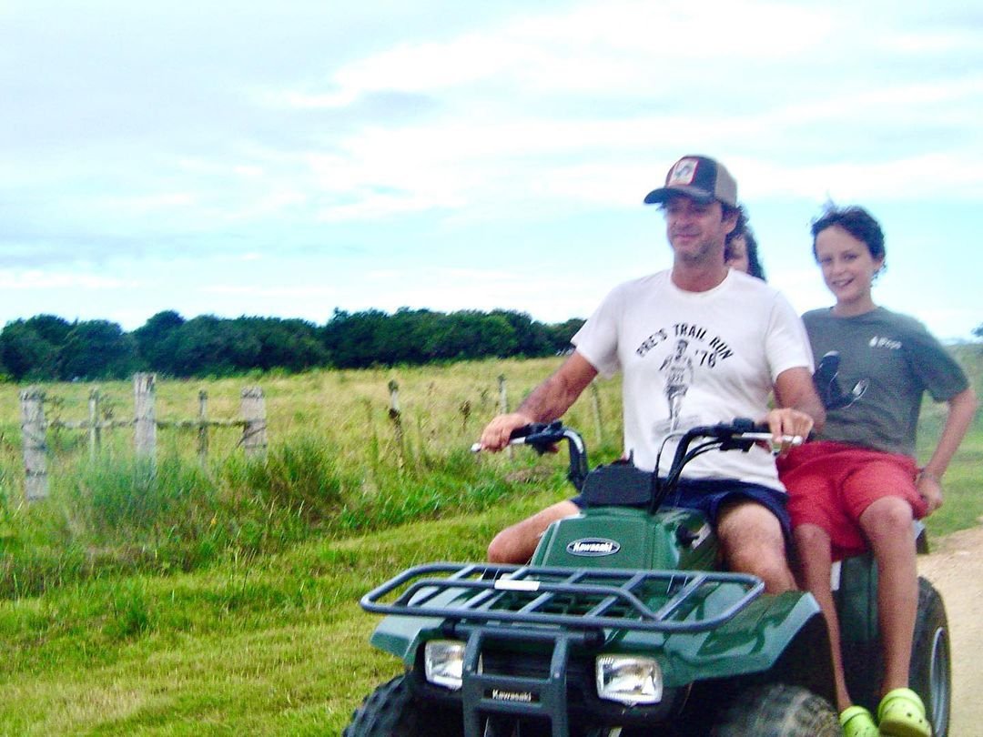 FlacoStereo's tweet image. Gustavo Cerati con sus hijos Lisa y Benito 
Laura Cerati: Fotos de un verano por Uruguay… 
“Trío todo terreno”
Gus y sus amados hijos… 
Be y Li❤️❤️❤️
@cerati 
@seventhunicorn
@CeratiBeni
#uruguay 
#cuatriciclo 
#losamo❤
#missobrinos