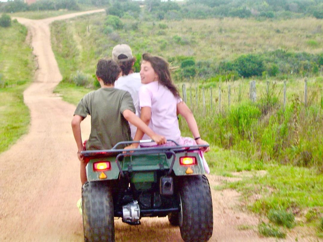 FlacoStereo's tweet image. Gustavo Cerati con sus hijos Lisa y Benito 
Laura Cerati: Fotos de un verano por Uruguay… 
“Trío todo terreno”
Gus y sus amados hijos… 
Be y Li❤️❤️❤️
@cerati 
@seventhunicorn
@CeratiBeni
#uruguay 
#cuatriciclo 
#losamo❤
#missobrinos