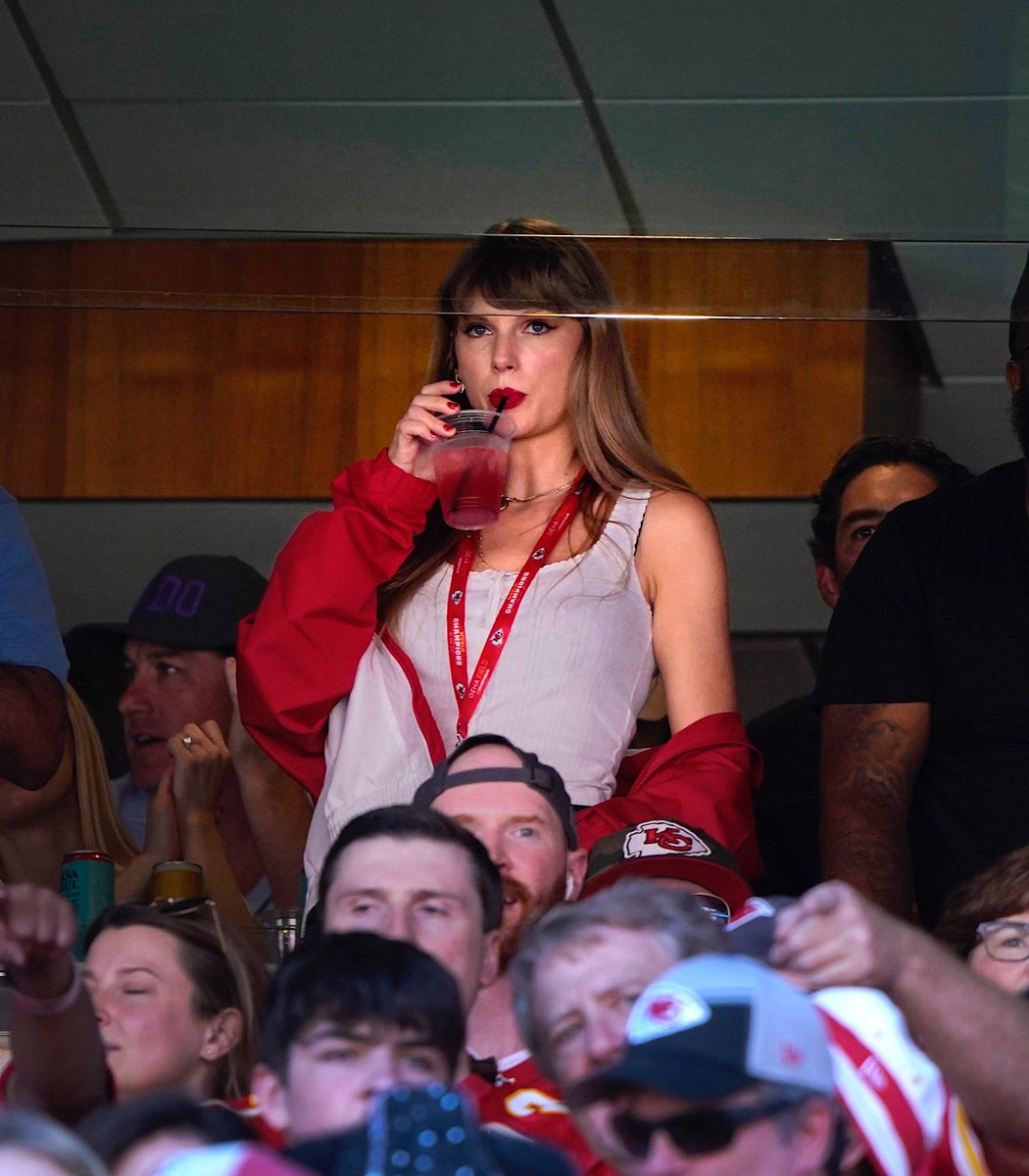 swifferupdates's tweet image. 📝| @taylorswift13 and @tkelce went to Prime Social Rooftop last night after the game! 

&quot;Travis bought out the restaurant for his family and team. Taylor arrived, wearing a denim dress, and was seen snacking, having some cocktails and dancing alongside Travis. The two were very…