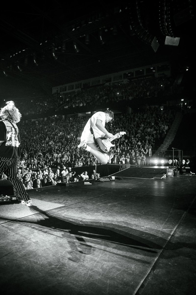 Busted's tweet photo. MANCHESTER YOU BEAUTIES https://t.co/qnJIdpurKE