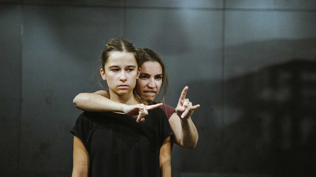 Las actrices sordas Ángela Ibáñez y María José López forman parte del elenco de la obra de teatro Ricardo III dirigida por Marco Paiva.

La obra estará en cartel del 6 al 29 de octubre, de martes a domingo a las 20:00 horas, en el CDN-Centro Dramático Nacional de Madrid.

Contará