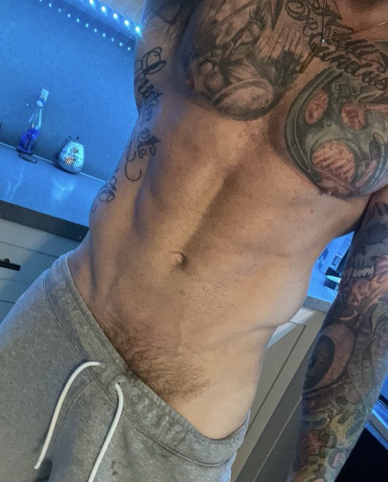Who loves grey sweatpants season? 😋  https://t.co/5q04gHSTyk https://t.co/KX5egYGy3I