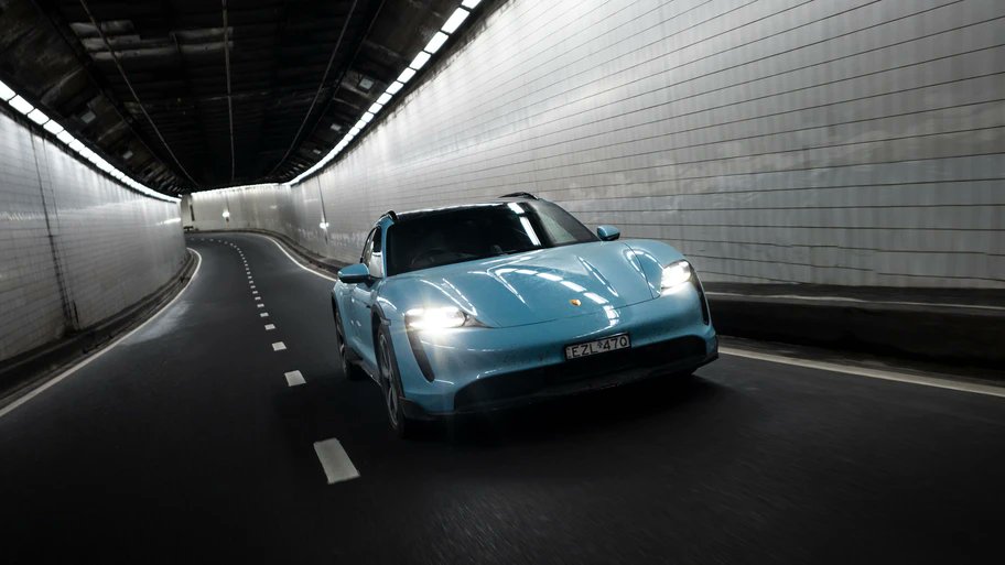 Autocosmos's tweet photo. #MarkWeber, un experimentado piloto ex F1 y WEC ๐ recorre 5,000 km abordo de @PorscheMexico ๐ง๐ฎ๐๐ฐ๐ฎ๐ป en Australia ๐๐https://t.co/Id7QA7RSTi https://t.co/AFTljeZjOK