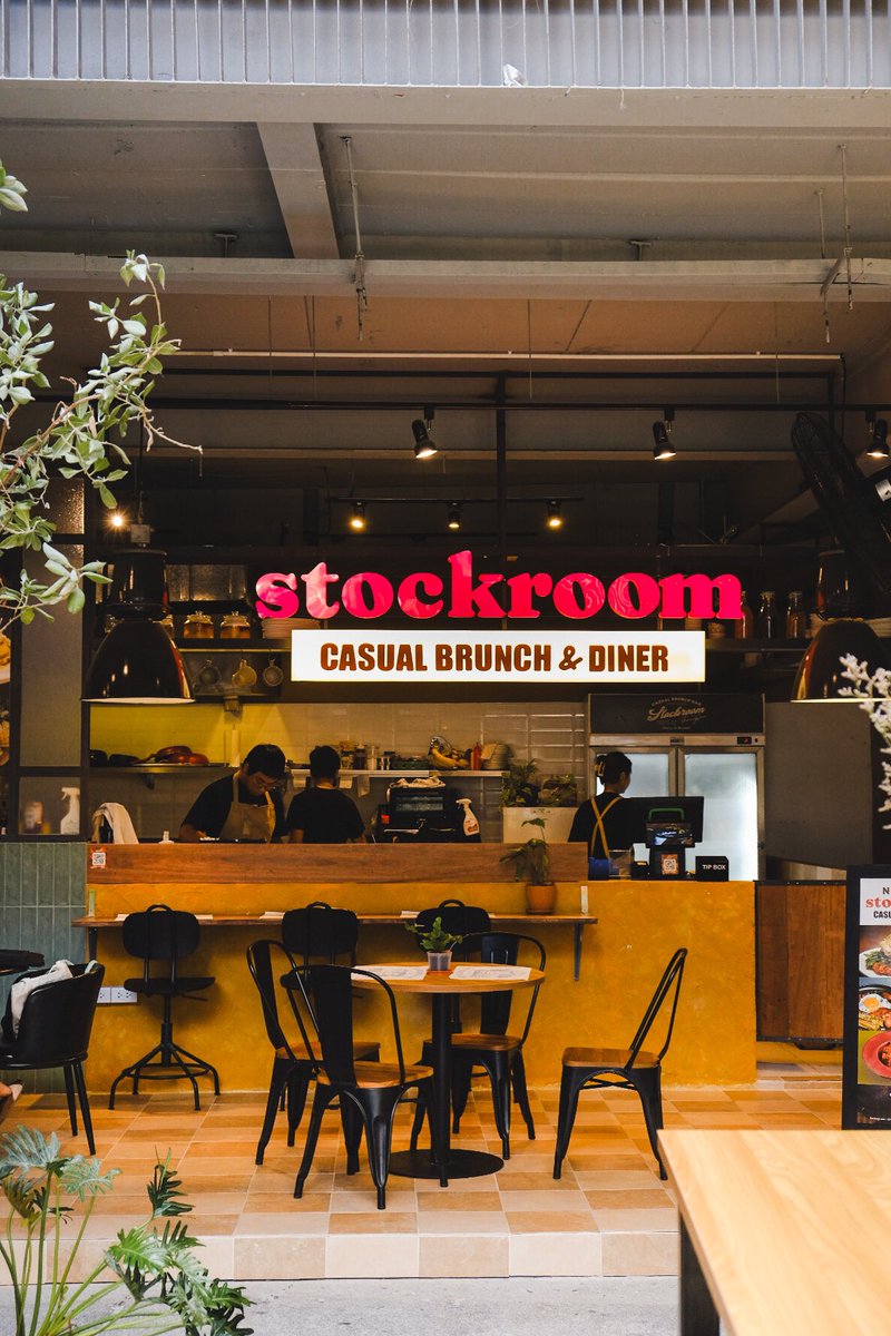 CAFETELLER's tweet photo. ทองหล่อปังไม่หยุด ใครชอบบรันช์แนะนำปักหมุดเลย Stockroom เค้ามาเปิดที่ Seenspace แล้ว ขนเมนูบรันช์มาแบบจุกๆ คืออร่อยไปหมดจริงๆ 🥹✨❤️‍🔥

ชอบความบรันช์ที่ดูฝรั่งแต่ปรับรสให้คนไทยทาน มีความเผ็ดเปรี้ยวหวานซ่อนอยู่ในหลายๆจาน กินแล้วอยากกินอีก หมดแล้วก็ยังอยากกลับไปกินอีก!

สายแซนด์วิชแนะนำสั่ง Tuna Melts เลย ทูน่าคลุกซอสกริลล์พร้อมชีสคืออร่อยมาก sourdough เท็กซ์เจอร์กรอบนอกหนึบใน

เส้นแองเจิลแฮร์ที่ผัดมาแบบเผ็ดๆกับกุ้งและไข่กุ้ง หรือข้าวผัดอเมริกันที่เสิร์ฟพร้อมไก่ทอด แฮมเบคอนและ corn rib เมนูที่เชื่อว่าต้องถูกปากหลายคน

Crispy hash egg benedit เป็นคอมบิเนชั่นเด็กอ้วนที่ลงตัวมาก hashbrown ทอดกรอบกรุบมาก ท็อปด้วยแฮมชิ้นหนา ทานกับร็อคเก็ตและ poached egg เยิ้มๆ ดีมั่กกก

ขนมก็อร่อยยยย แนะนำชิมเฟรนช์โทสต์ของที่นี่นะ เค้าใช้เป็น lemon curd ราดด้านบน ทานกับกล้วย อร่อยลงตัวมากๆ

สาขานี้จะไม่มีกาแฟน้า แต่ด้วยความเป็น sharing space เราสามารถเดินไปซื้อของจากร้านอื่นมานั่งกินตรงไหนก็ได้หมดเลย กาแฟก็จะมีของ thankgoat นะ

สาขานี้จะเป็นแบบ open air นะคือไม่ได้มา seenspace นาน บรรยากาศดีมากๆ ตอนนี้ ฟีลแบบนั่งยาวๆได้ทั้งเช้าจนค่ำเลย 

@aroii