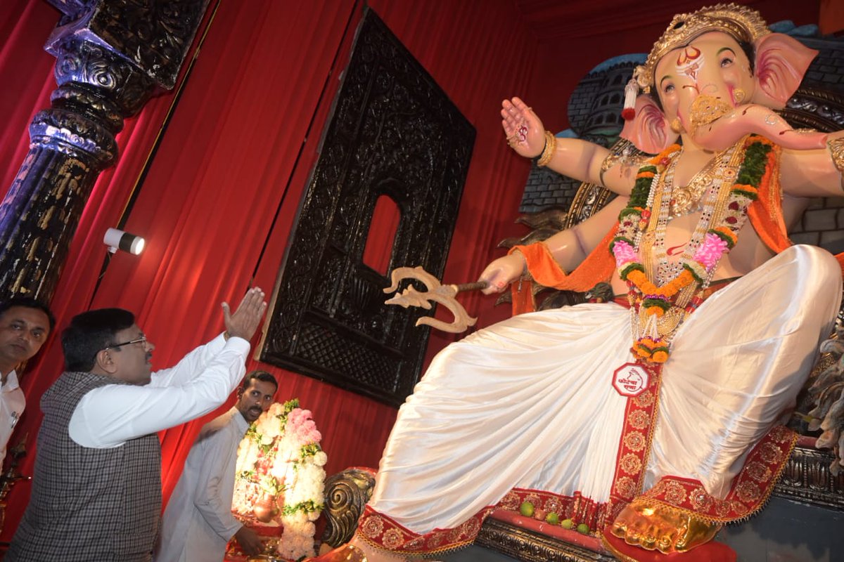 SMungantiwar's tweet photo. मुंबईतील फोर्टचा राजा या मंडळाच्या सार्वजनिक गणेशोत्सवाला भेट देऊन आज श्री बाप्पांचे दर्शन घेतले.
यावेळी मंडळाचे अध्यक्ष श्री अमोल जाधव यांच्यासह इतर पदाधिकारी उपस्थित होते.
#GanpatiFestival #Ganeshotsav2023
#FortchaRaja https://t.co/aBxD9pIJnV