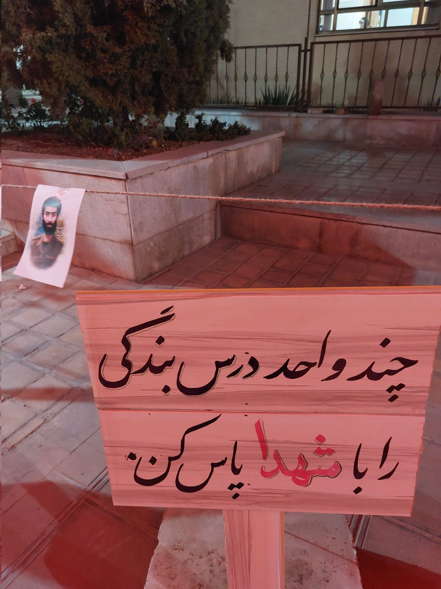 Zahra_so52's tweet photo. امشب برنامه ای بنام آستین خالی در مورد رشادت های شهید حاج حسین خرازی در فرهنگسرای محله دستگرد اصفهان برگزار شد که خیلی عالی وچقدر خوب است این برنامه ها درمورد شهدا به گوش جوانان برسد.

#جهاد_ادامه_دارد
#ما_متحدیم https://t.co/KwIDvqHKzm