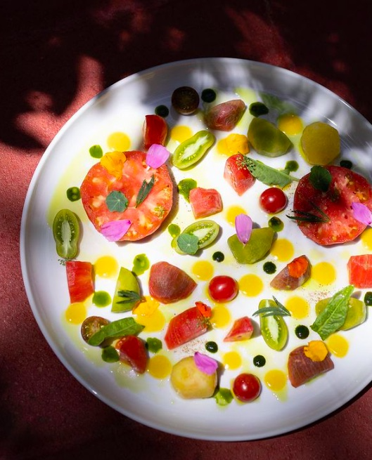 FoodCostaBrava's tweet photo. Una obra d'art que es menja! 🎨

Amanida de tomàquets de pagès, amb alfàbrega, vinagreta, mostassa, mel, ametlles i granissat de tomàquet 😍 del Restaurant @ElsTinars.

#InCostaBrava #InPyreenes https://t.co/AfSf0C7WzK