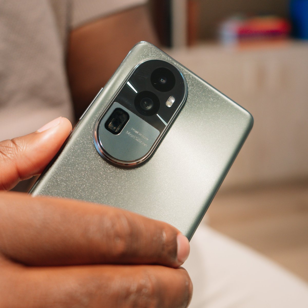 PapiMabele's tweet photo. I’ve got a brand new life companion, the OPPO Reno10 Pro+ 5G!  😍

My fave things about it: 

👍🏾 Top-quality display
👍🏾 Solid cameras 
👍🏾 Outstanding battery life
👍🏾 Incredible super fast charging 
👍🏾 Great screen size  

Review up on YouTube and TWFLD soon. https://t.co/sckU4YbOMp