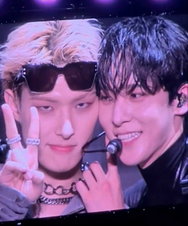 YUNH0E's tweet image. yungi’s lil headbumps 🩷