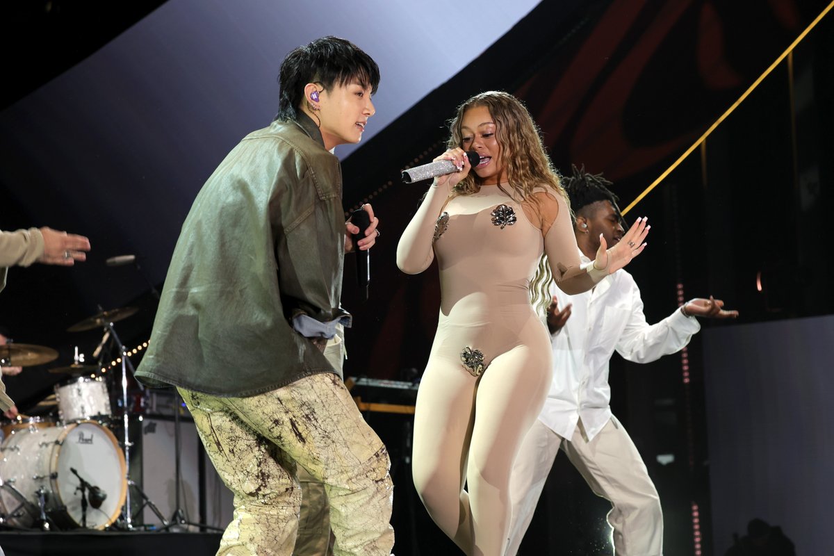 etnow's tweet photo. Jungkook is joined by Latto on stage at #GlobalCitizenFestival to perform #Seven. https://t.co/tiRqyB9nj5