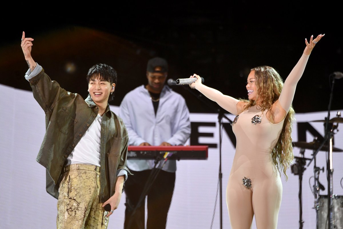 etnow's tweet photo. Jungkook is joined by Latto on stage at #GlobalCitizenFestival to perform #Seven. https://t.co/tiRqyB9nj5
