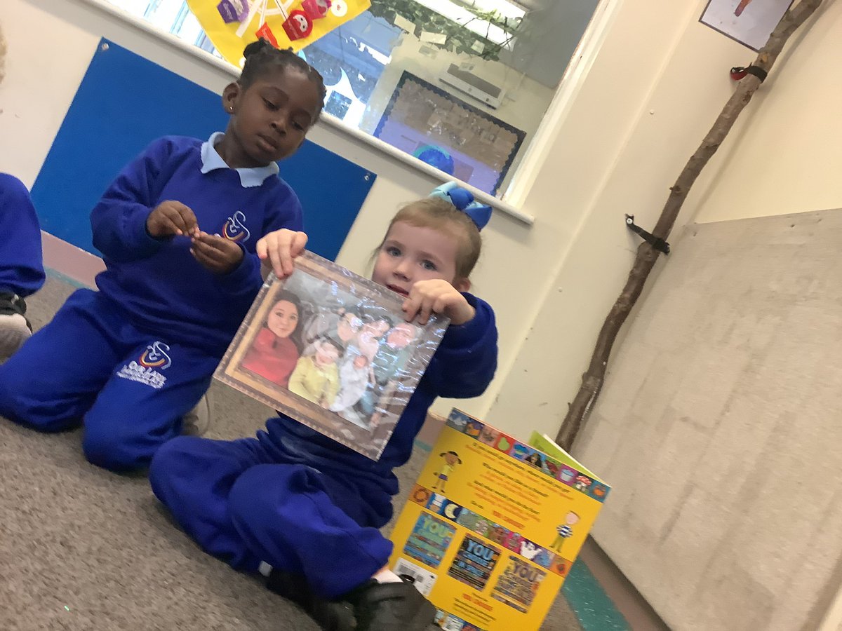oli_nursery's tweet photo. After introducing our new text, You Choose, we discussed our family members and some of us drew pictures of them. #olipreading #olipart @csergeant3 @DeputyOLI https://t.co/o8VIBQqShy