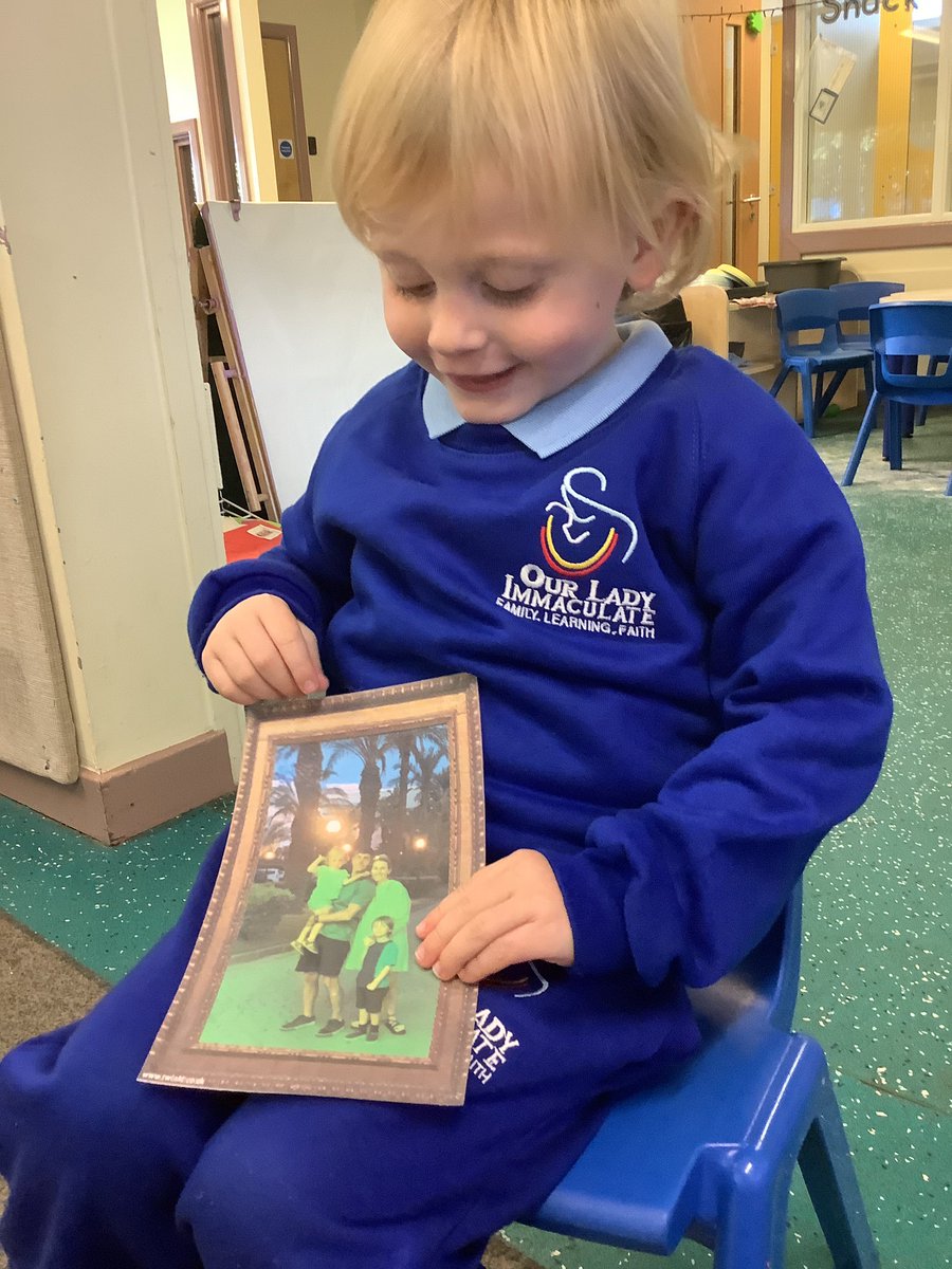 oli_nursery's tweet photo. After introducing our new text, You Choose, we discussed our family members and some of us drew pictures of them. #olipreading #olipart @csergeant3 @DeputyOLI https://t.co/o8VIBQqShy