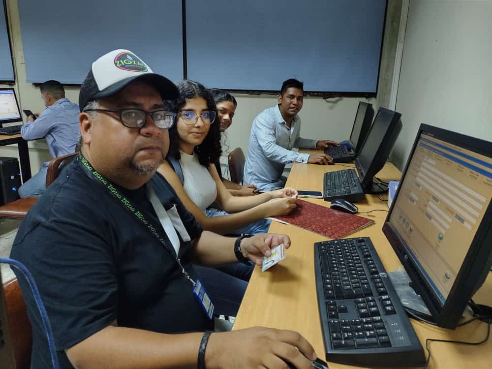 uptlara's tweet photo. #25Sept || #EnDesarrollo Proceso de Inscripción Nuevo Ingreso 2023... Docentes del #PNFCP y el personal de la @DGGCA_UPTAEB atienden a los bachilleres que formalizan su inscripción para cursar estudios en la Uptaeb. Bienvenidos a la Uptaeb.!!
#UptaebActiva
@mppeduniv @opsuVzla https://t.co/jQ8kpCveMk