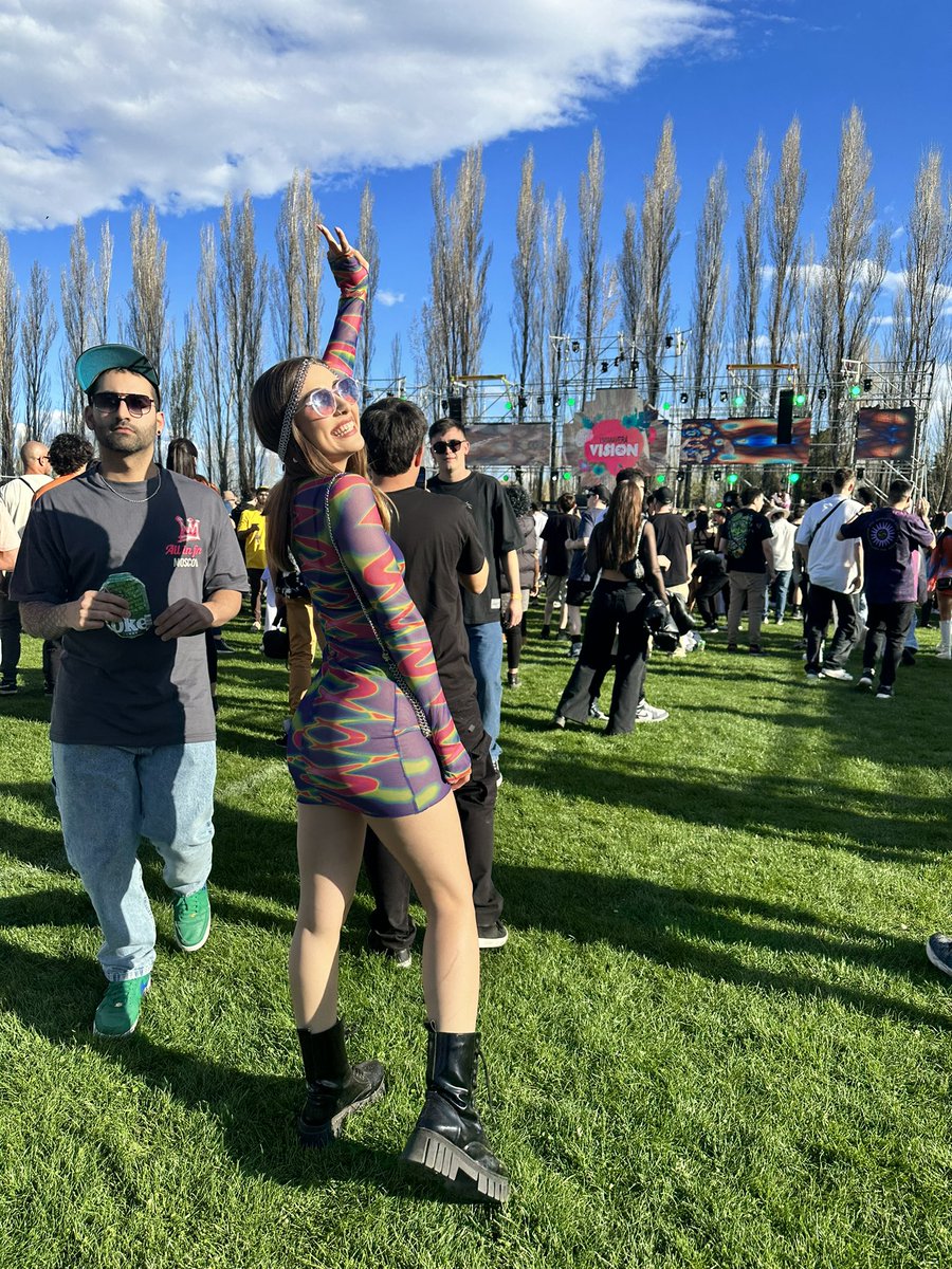 Me dijeron que abra hilo en twitter para que me saquen al chabon de la foto🙂