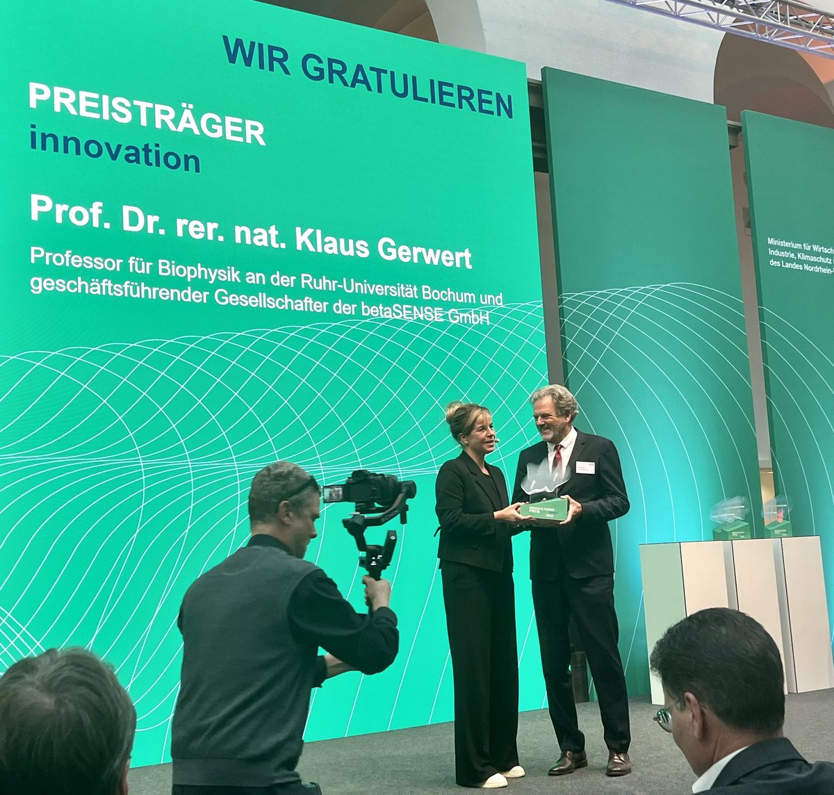Christina Reinhardt 💙🤍 (@rub_kanzlerin) on Twitter photo …. und Glückwunsch, lieber Klaus Gerwert, zum Innovationspreis NRW 2023 🎉🥳 für die Entwicklung eines Alzheimer-Sensors! Die <a href="/ruhrunibochum/">Ruhr-Universität Bochum</a> ist sehr stolz auf diese Entwicklung! #InnovationspreisNRW2023 …. und Glückwunsch, lieber Klaus Gerwert, zum Innovationspreis NRW 2023 🎉🥳 für die Entwicklung eines Alzheimer-Sensors! Die <a href="/ruhrunibochum/">Ruhr-Universität Bochum</a> ist sehr stolz auf diese Entwicklung! #InnovationspreisNRW2023