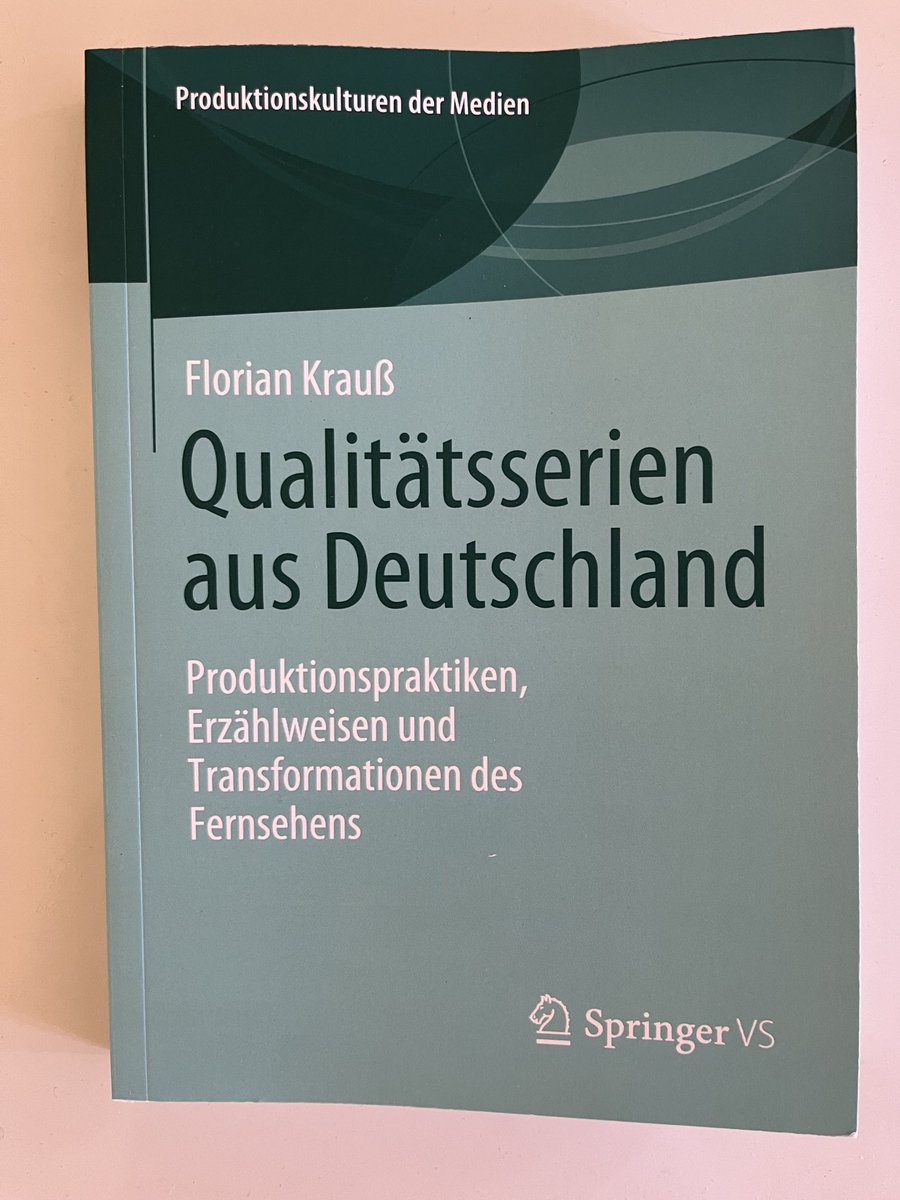 palimpoetica's tweet photo. Große Freude über die heutige Postsendung! Ein gedrucktes Exemplar der Habilitationsschrift von ⁦@HeavenAllows⁩ (⁦@UniSiegen⁩) 🎓🎉🥳🪩📺👏 #QualityTV #productionstudies #Serien #Medienwandel #Lektüreempfehlung https://t.co/L1coP4H5bg