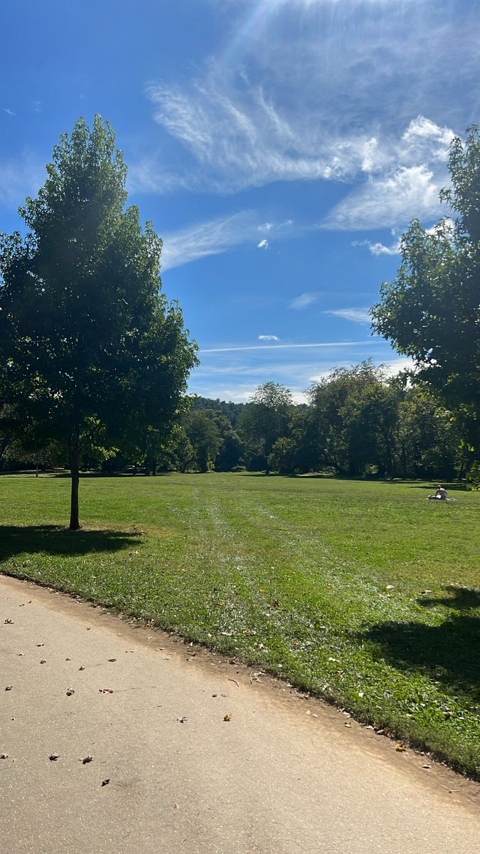 HesseGabriella's tweet photo. When in Asheville, do as the Ashevillians (Ashvillers?) do. Go for a walk during your lunch break😊 #clinicalweek https://t.co/P1qSERDcRU
