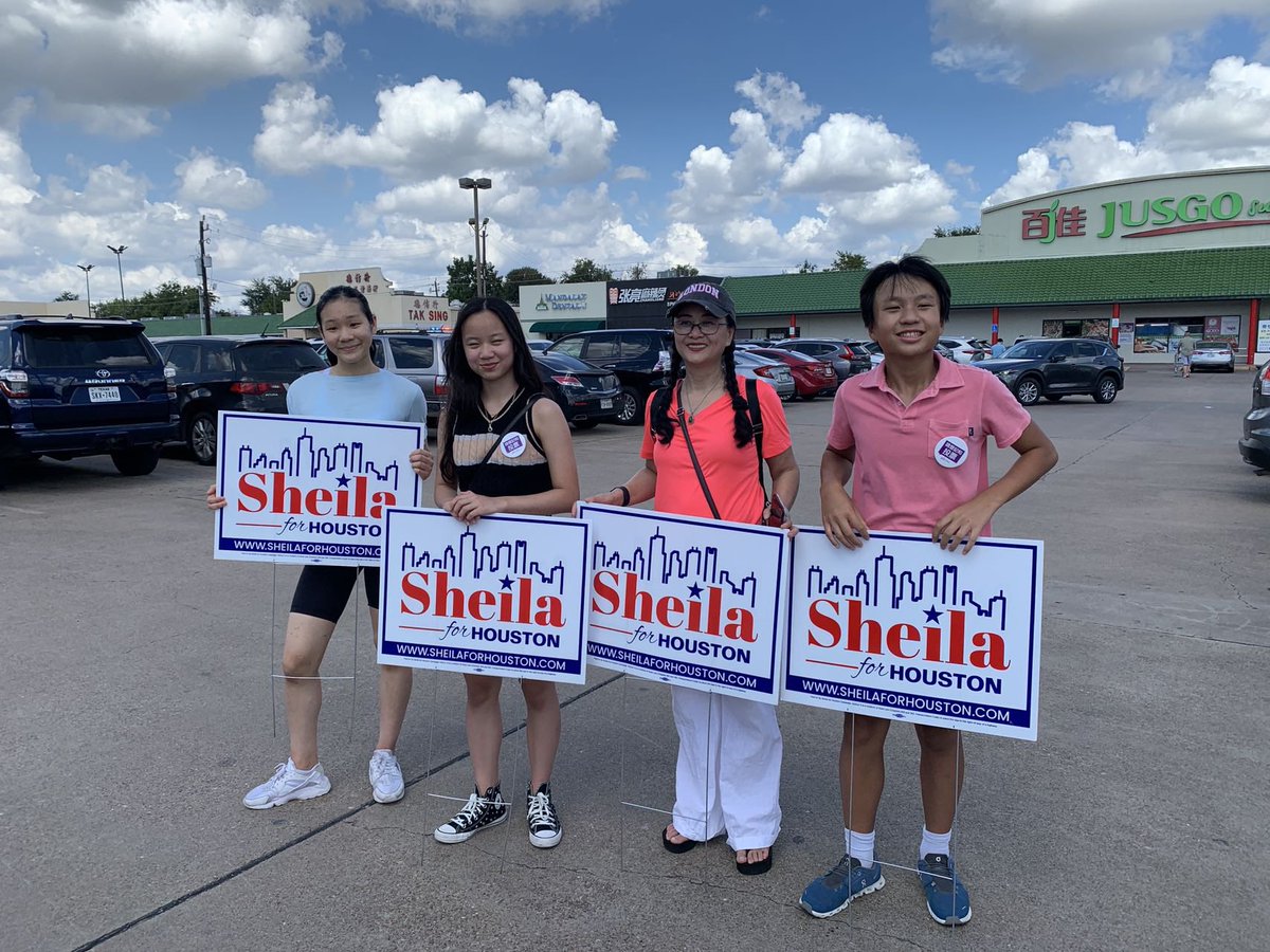 drlingluo's tweet photo. YAT for Sheila (Youth Action Team) planted yard signs along the Bellaire Blvd in front of Jusco Supermarket. We not only planted yard sign but hope in our future under the leadership of Mayor Sheila Jackson Lee! 

Thanks to Adlaia, Danieal, Catherine, and their parents Josephine, Chen, Qin, and Xin for the unwavering and devoted support! 
#SheilaForMayor #AAPIvote #SheilaJacksonLee #wearewither