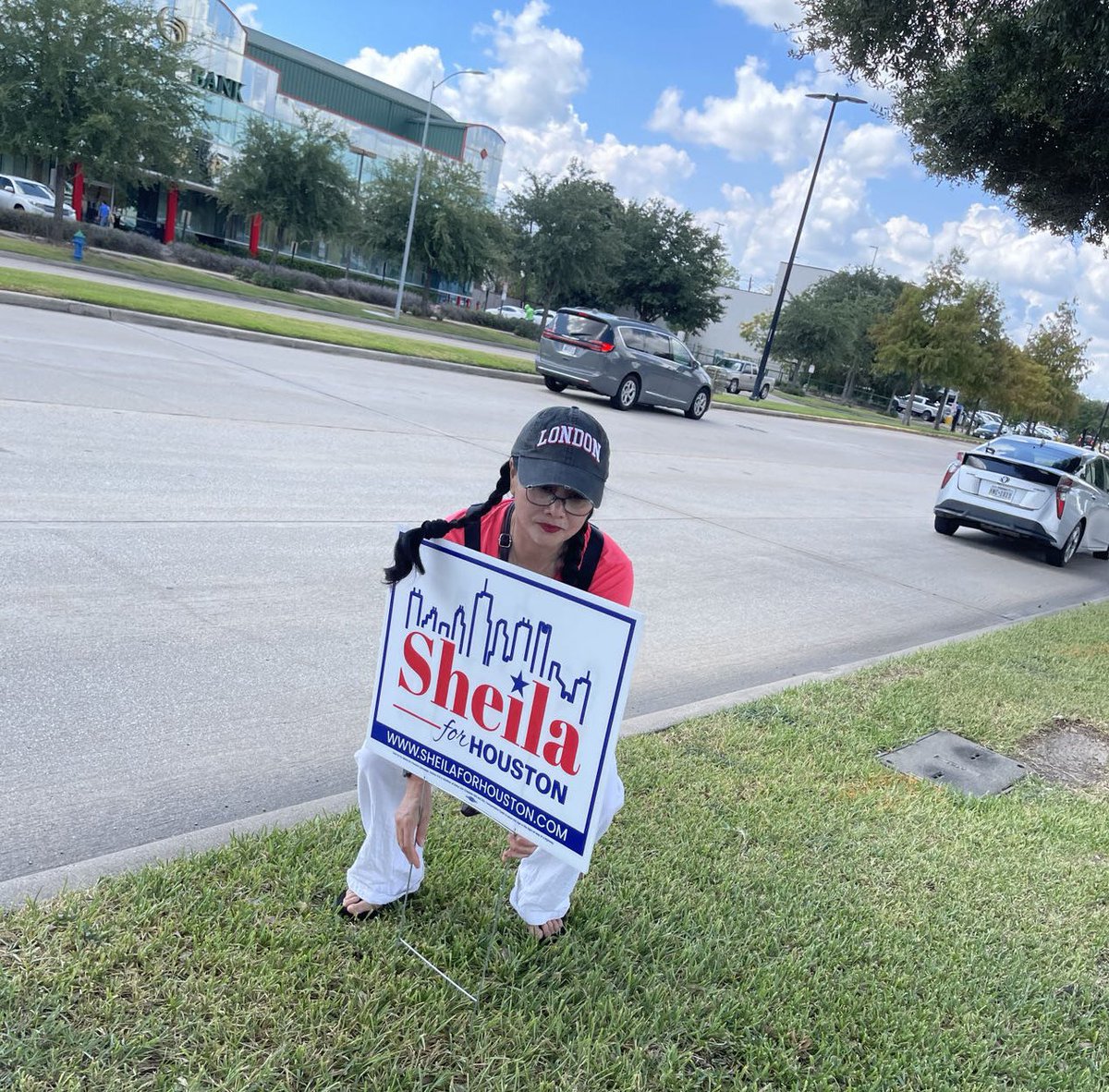 drlingluo's tweet photo. YAT for Sheila (Youth Action Team) planted yard signs along the Bellaire Blvd in front of Jusco Supermarket. We not only planted yard sign but hope in our future under the leadership of Mayor Sheila Jackson Lee! 

Thanks to Adlaia, Danieal, Catherine, and their parents Josephine, Chen, Qin, and Xin for the unwavering and devoted support! 
#SheilaForMayor #AAPIvote #SheilaJacksonLee #wearewither