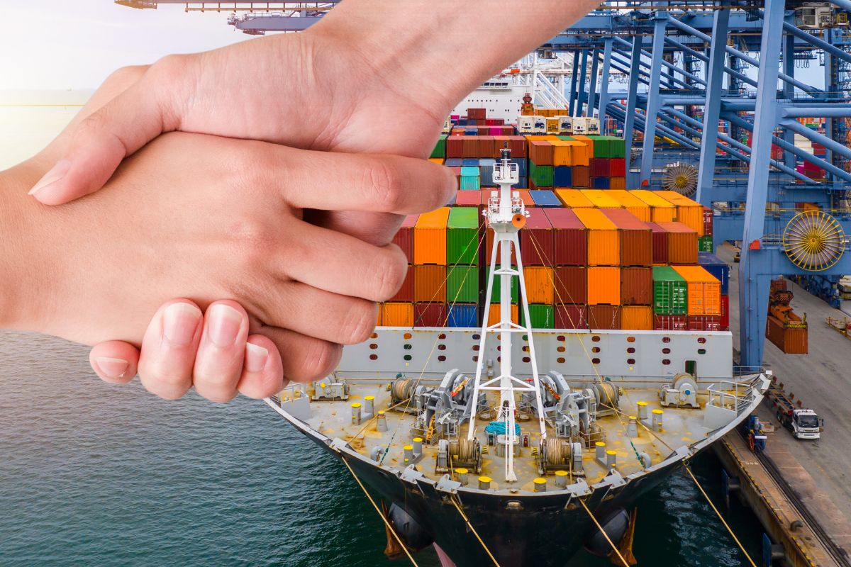 hydrogenfuelnew's tweet photo. A number of partners are working together to move forward on a system for liquid H2 ships.
HD...READ More #liquidhydrogen #HDHyundaiHeavyIndustry #HyundaiMipoDockyard #LindeKryotechnik #liquidH2 #WoodsideEnergy #shippingindustry #Cryostar
https://t.co/X1rFnzmCYO https://t.co/YP08PbeJPR