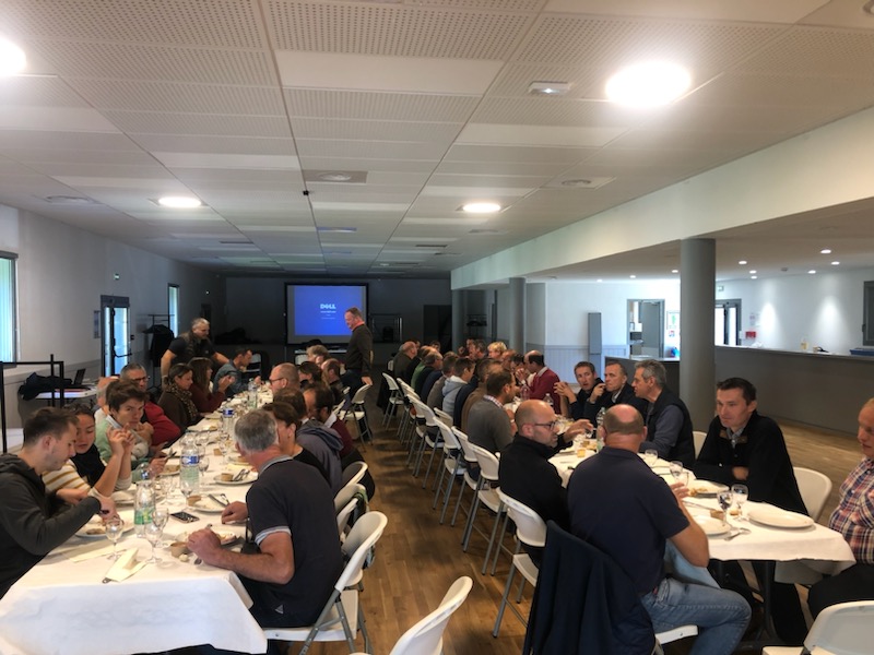 Agoracoop's tweet photo. Journée de clôture de la 2nd saison des #AGROclub #ACS. Les 65 agriculteurs engagés ont profité d'une formation santé et vie du #sol avec @aureaofficiel 💡et de la restitution des analyses #carbostock 🔍 Place à la 3eme saison ! Prêts ? 🍀🏃 #agroecologie #partenariats https://t.co/2GG6OFT2QK