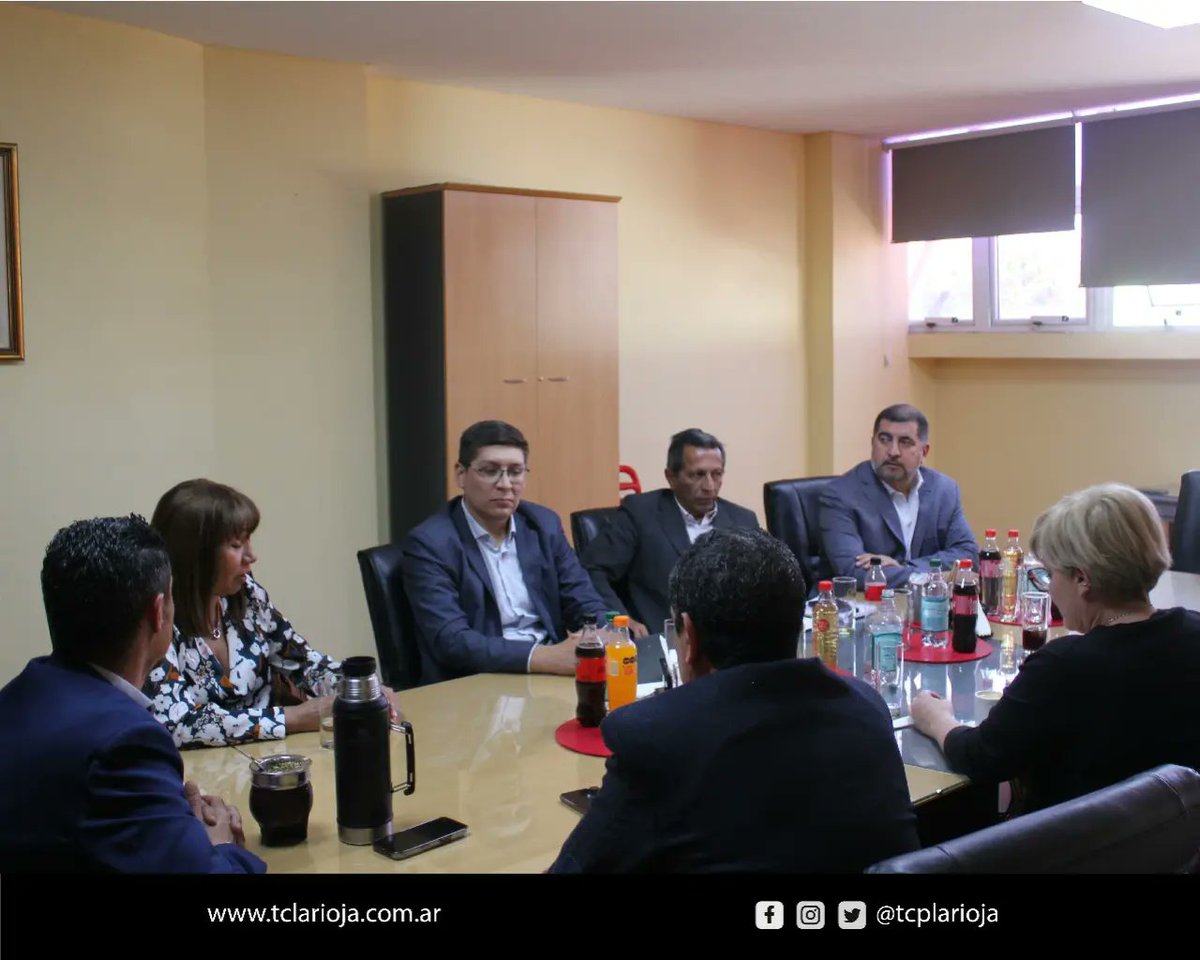 ➡️ Autoridades del TC recibieron a Convencionales Constituyentes encargados de la reforma de la Constitución de La Rioja, con la finalidad de realizar una colaboración técnica recíproca sobre lo referente a nuestro organismo.