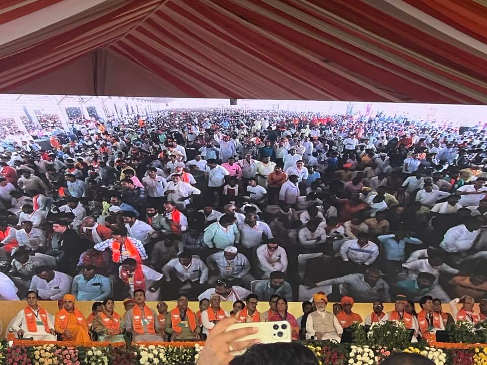 Rohitnagarbjym's tweet photo. परिवर्तन का जनसैलाब

आज यशस्वी प्रधानमंत्री श्री नरेन्द्र मोदी जी ने जयपुर में 'परिवर्तन संकल्प महासभा' में लाखों की संख्या में पधारे आमजन को संबोधित कर राजस्थान में जंगलराज की विदाई कर सुशासन का कमल खिलाने का आह्वान किया।
@BJP4Rajasthan @cpjoshiBJP @chshekharbjp @AnkitChechiBJP https://t.co/Ln3u75Mg6d