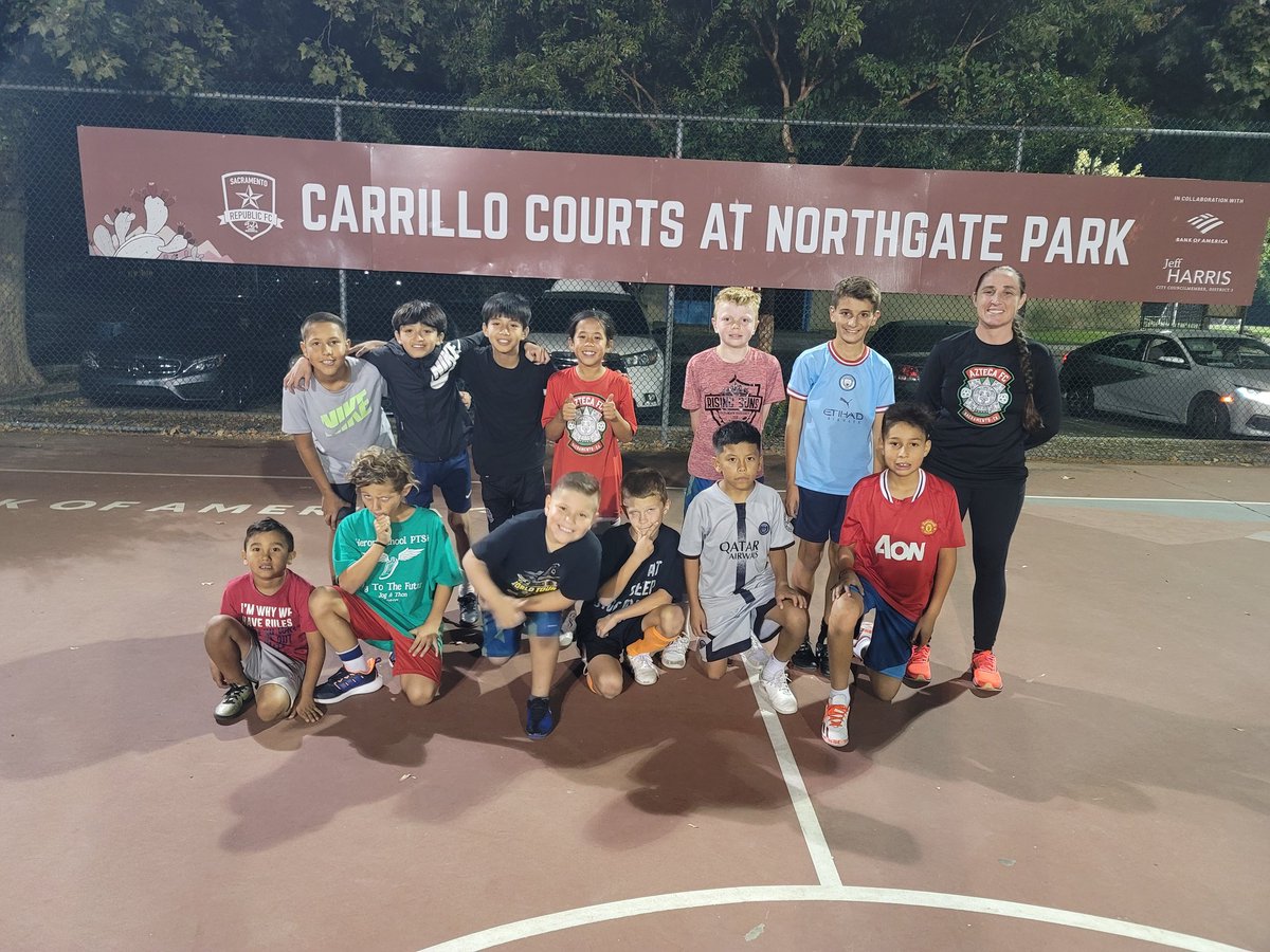 roseshoen15's tweet photo. Youth Futsal training 6-8pm, ages 5-15, and all skill levels welcome. Drop ins are always welcome.
#AztecaFC #Soccer #Futbol #Futsal #ChampionMentality #TheRoseMethod #FutsalForEveryone https://t.co/3ka4t4YH5s