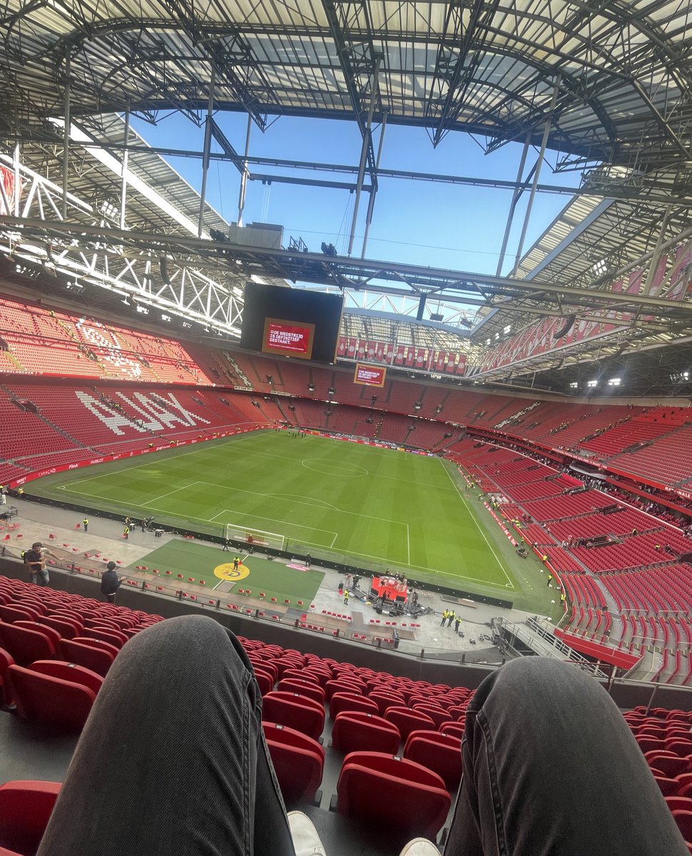 Zonder publiek vanaf minuut 55. Nou goed, bij #020 zijn ze toch in 60e minuut weg. Om voor die 5 minuten er nu naartoe te rijden. #ajafey #ajax #feyenoord #knvb