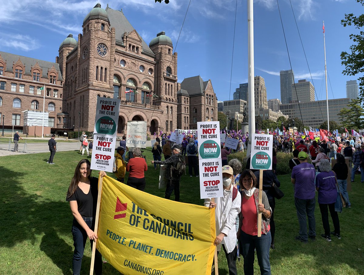 MarkCalzavara's tweet photo. Thousands rallying at Queens Park in Toronto do keep #healthcare public! Billions of surplus available in budget but @fordnation is starving #PublicHealthcare and pushing privatization as the solution to his crisis. We don’t buy it! https://t.co/pIVgdoFZ6b