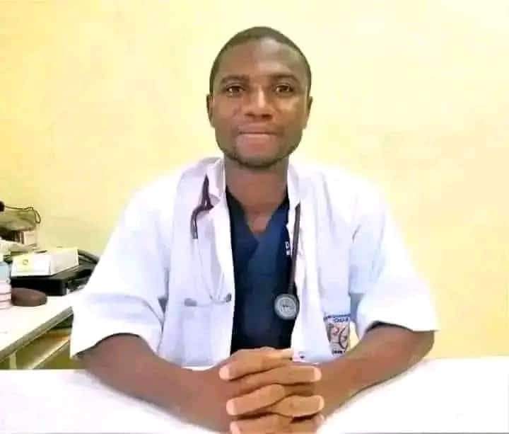 Dailybriefs24's tweet photo. The Medical Doctor who Criticized Burkina Faso President, Capt Ibrahim Traoré for being incapable of tackling terrorism in the country has been invited and sent to the frontline to see the reality of terrorism closely.

The President says let him go and tackle Terrorism since he knows better than the Military.