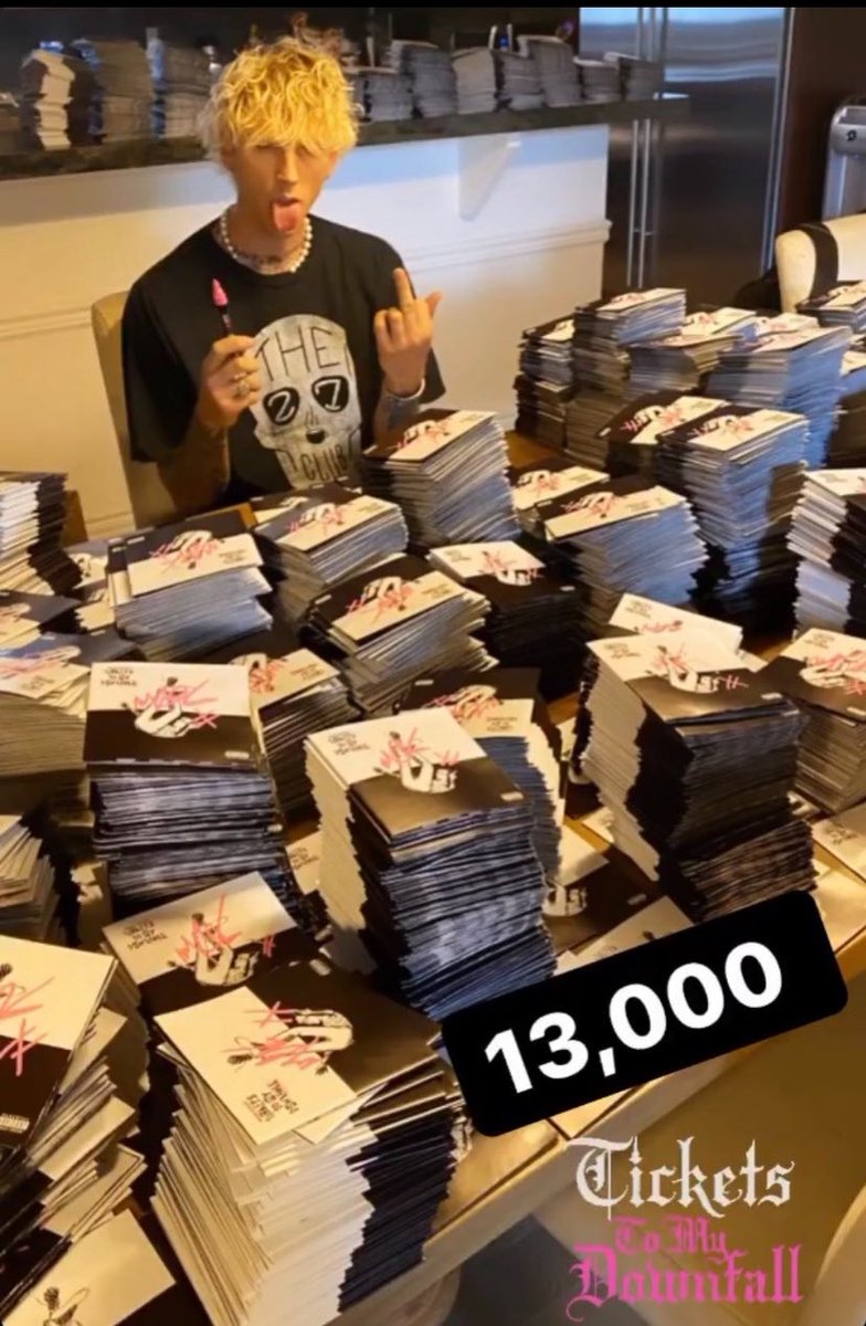 mgkellsupdates's tweet photo. Throwback when Machine Gun Kelly signed 13,000 CD covers that were later turned out to wrong. https://t.co/2ZVElADG96