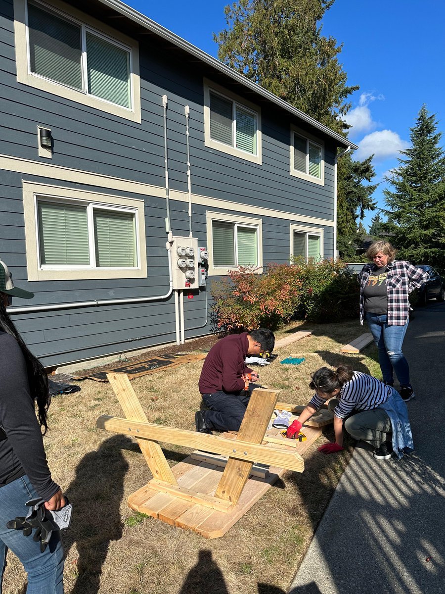 AttainHousing's tweet image. Our friends at @Premera spent the last summer day assembling and staining a picnic table, spreading mulch around garden beds, planting cover crops, and organizing storage closets at one of our #TransitionalHousing units. Thank you for supporting our mission and families! 💚🌱