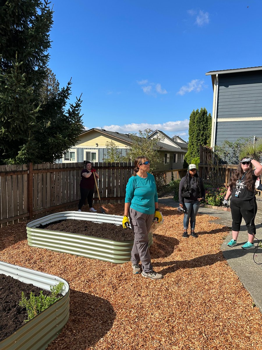 AttainHousing's tweet image. Our friends at @Premera spent the last summer day assembling and staining a picnic table, spreading mulch around garden beds, planting cover crops, and organizing storage closets at one of our #TransitionalHousing units. Thank you for supporting our mission and families! 💚🌱