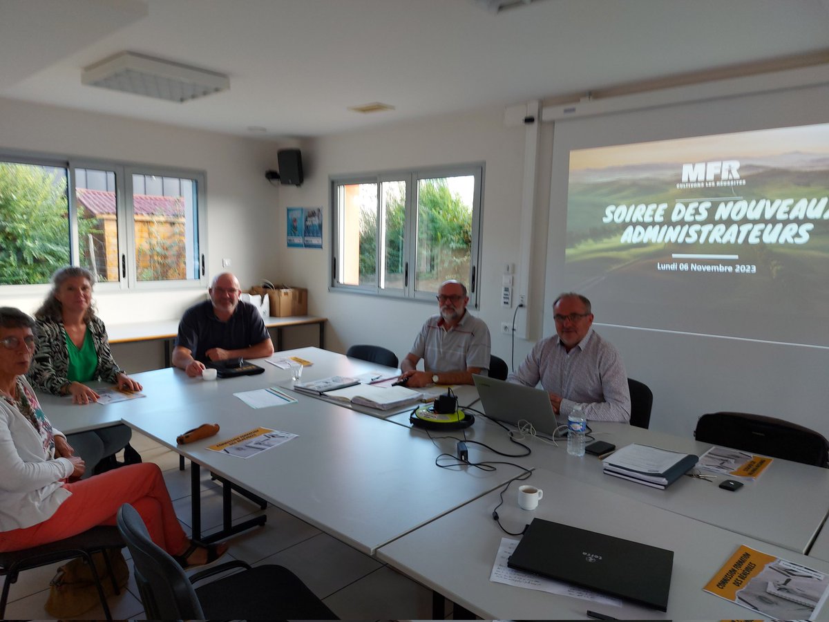DouatRemi's tweet photo. Devenir administrateur une association de parents se fait grâce à un accompagnement de ses pairs.
La @MFRPOITOU prépare les nouveaux bénévoles à la prise de fonction. Une soirée conviviale, un guide remis et de nombreux échanges sur 3 secteurs du 79 et 86. #administrateurmfr #MFR https://t.co/wpGqeHSRrd