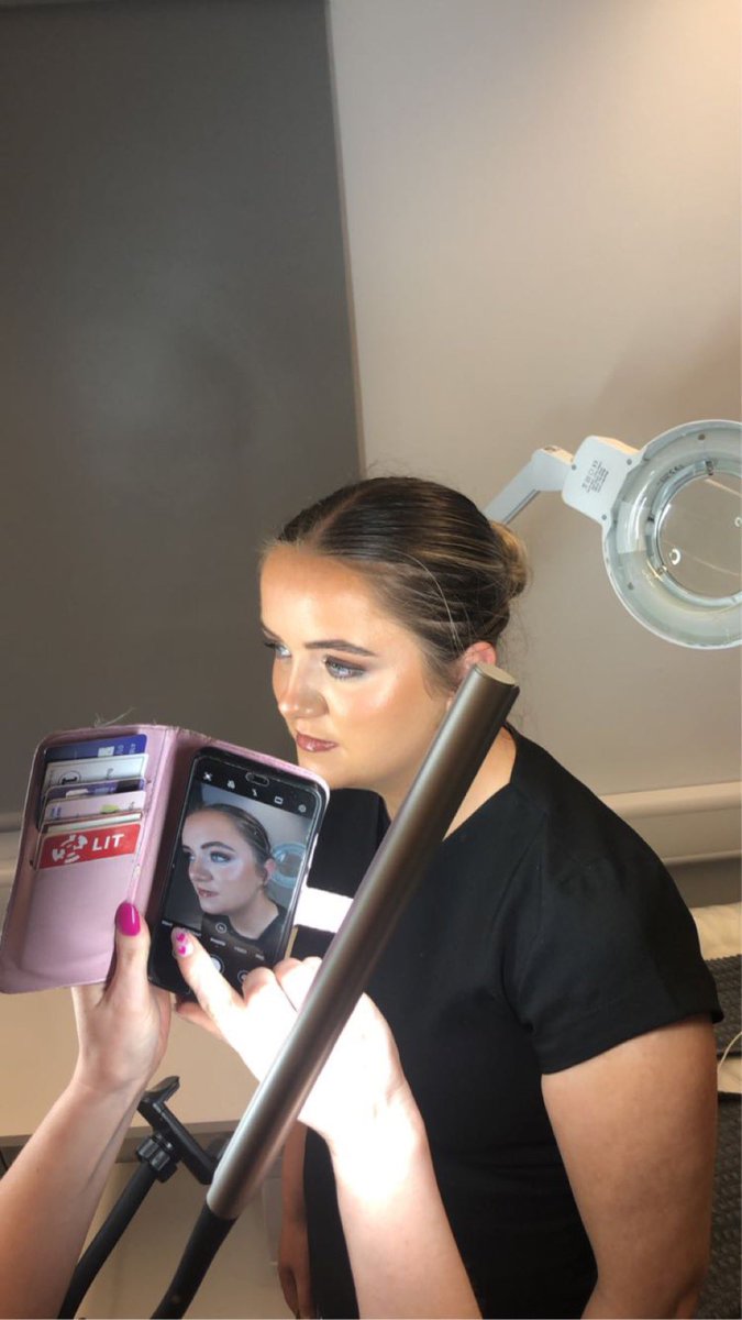 _kaylakfitz's tweet photo. Putting our makeup skills to use in our makeup practical!💄@MajellaGolden @TUS_ie @aliciagctus #makeup #beauty #glowing https://t.co/o4NV606EJ3