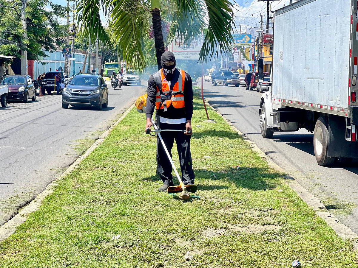 AlcaldiaSDO's tweet photo. A través de nuestra dirección operativa 👷‍♂️💼, continuamos realizando mantenimiento 🛠️, limpieza 🧹 y poda 🌳 de nuestra ciudad 🏙️. En esta ocasión, nos encontramos en la Isleta central KM 12 de la Independencia 🚧🌳.

1/2 https://t.co/oqD36c2vW4