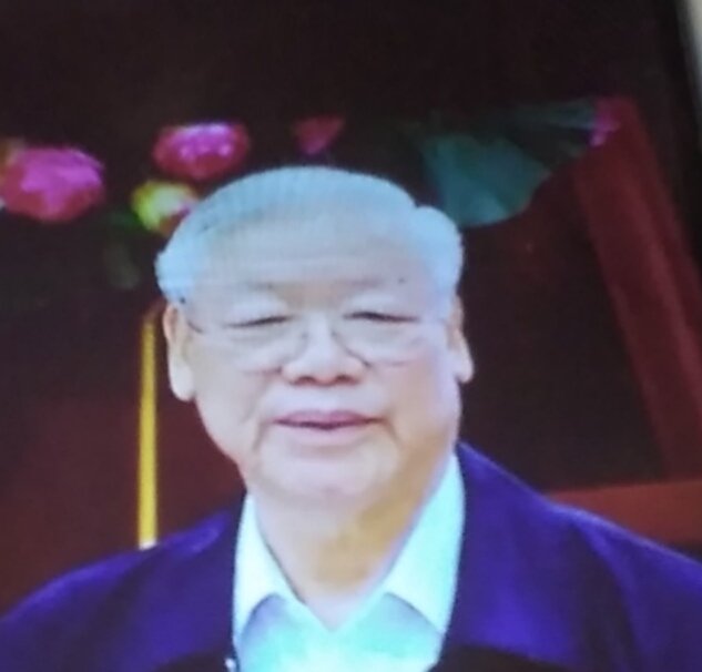 Trăm năm mới thấy mặt mày.
Ngàn năm ô nhục mặt mày Trọng ơi.
Truyền đơn tao rải khắp nơi.
Miệng mày ngậm chặt vàng rồi.
Cạy răng mà mày chẳng dám một lời đối chất