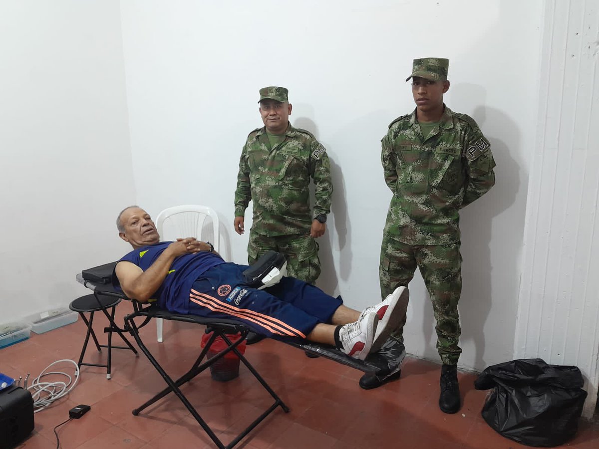 El Batallón de Policía Militar de la #CuartaBrigada y la fundación Solidaridad Sin Límites, realizaron una jornada de salud para los habitantes de calle, del barrio Trinidad de Medellín, Ant, donde se les brindó servicios de psicología y medicina general.
#SiempreATuLado