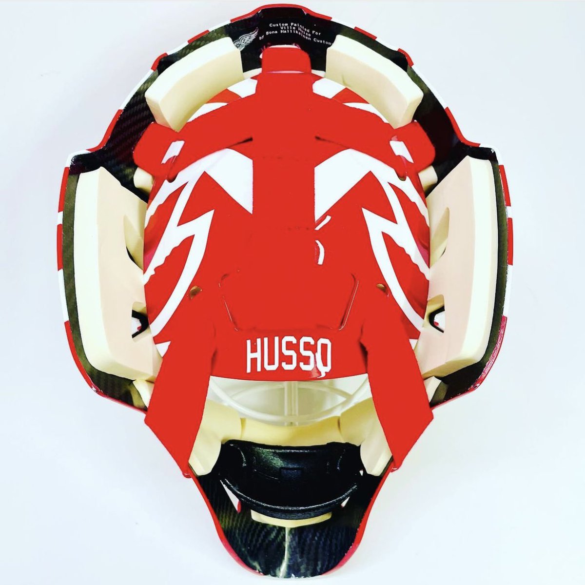 Classic designs are the best. When you see this mask, there are no questions to ask. It’s about the team, it’s about the history. Husso’s new Wall W10 with paint by my friend Joni of Bona Hallikainen Customs.  #LGRW #goaliemask