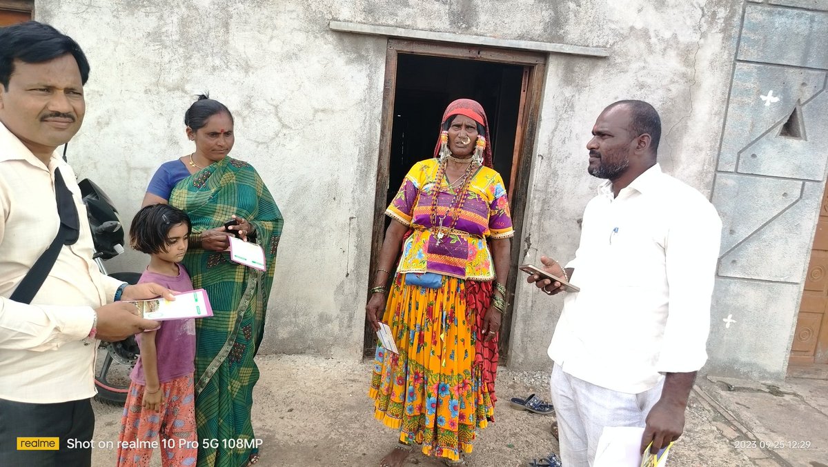 TPVIJAYPUR's tweet photo. ವಿಜಯಪುರ ಜಿಲ್ಲೆ ವಿಜಯಪುರ  ತಾಲೂಕಿನ ಮಾದಭಾವಿ ಗ್ರಾಮ ಪಂಚಾಯತಿ ವ್ಯಾಪ್ತಿಯಲ್ಲಿ ರಾಜಾಜಿನಗರ LT ಮನೆ ಮನೆ ಗಳಿಗೆ ಭೇಟಿ ನೀಡಿ ಕರಪತ್ರಗಳನ್ನು ನೀಡುವ ಮೂಲಕ ,ನರೇಗಾ ಯೋಜನೆಯಡಿ ದೊರೆಯುವ ಸೌಲಭ್ಯ ಹಾಗೂ ವೈಯಕ್ತಿಕ ಕಾಮಗಾರಿಗಳ ಕುರಿತು.ಸಾರ್ವಜನಿಕರಿಗೆ ಮಾಹಿತಿ ನೀಡಲಾಯಿತು. https://t.co/96iJuDzgMG